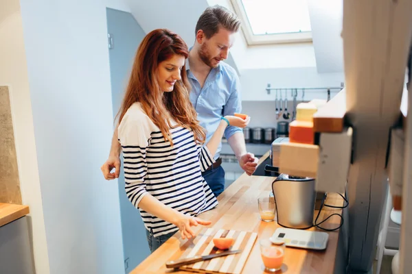 Mann hilft Ehefrau in Küche — Stockfoto