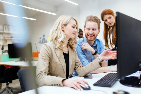 Diseñadores trabajando en equipo en la oficina — Foto de Stock