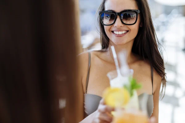 Kvinna på stranden njuter av cocktail — Stockfoto