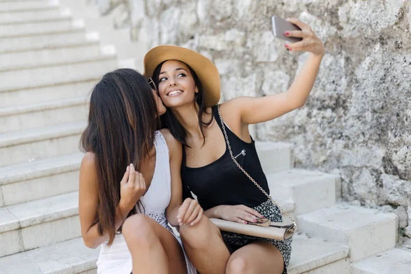 お友達自身の selfie を引き継ぐ — ストック写真
