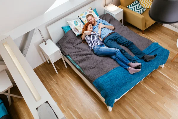 Vackra par liggande på sängen och vila — Stockfoto