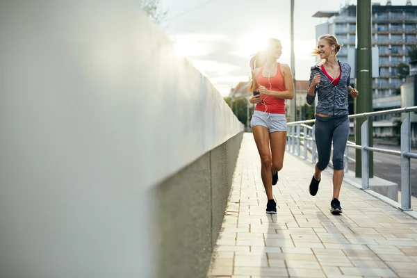 Dos mujeres haciendo ejercicio haciendo footing — Foto de Stock