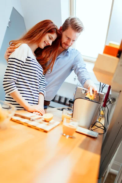 Attraktives Paar in der Küche — Stockfoto