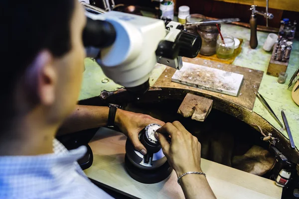 Precision work carried out by jeweler — Stock Photo, Image