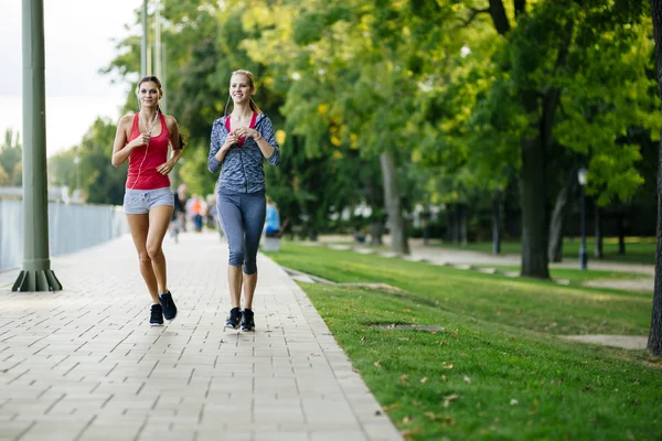 Zwei Frauen joggen im Park — Stockfoto