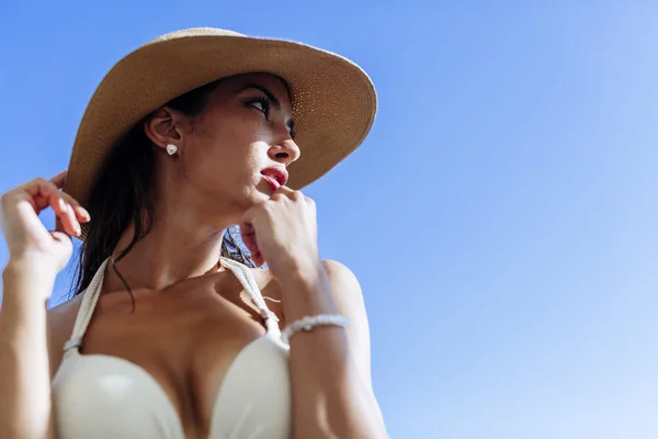 Mulher bonita usando chapéu no verão — Fotografia de Stock
