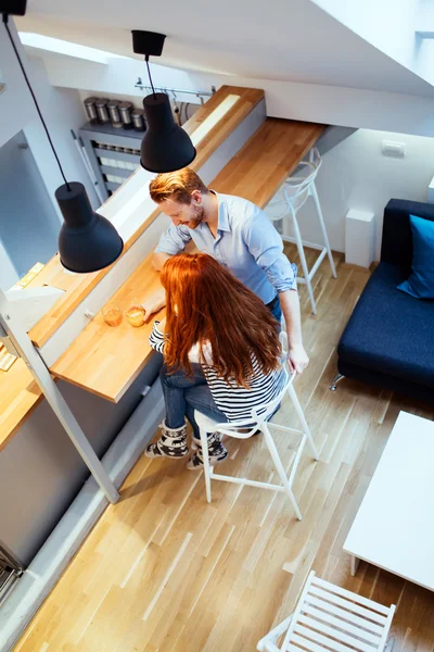 Paar drinken van SAP in mooie keuken — Stockfoto