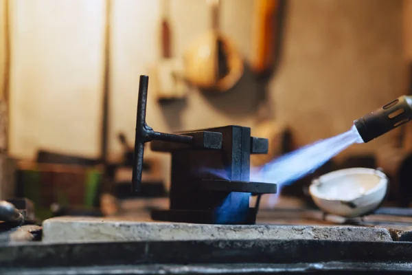 Joyero usando tourch para calentar herramientas de soldadura — Foto de Stock