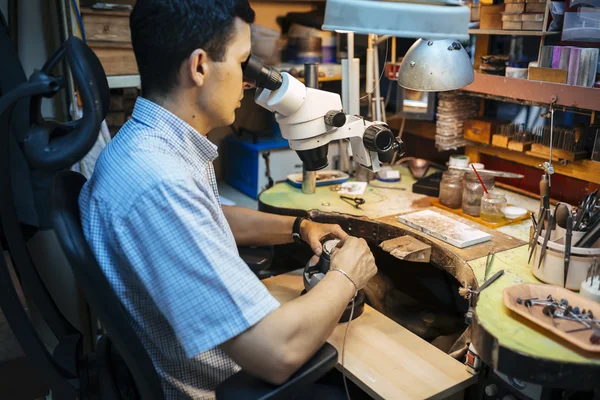 Lavori di precisione eseguiti dal gioielliere — Foto Stock