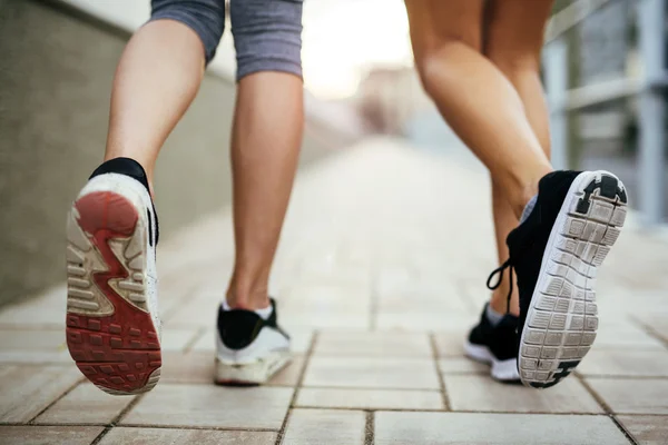 Gros plan des pieds des joggeurs — Photo