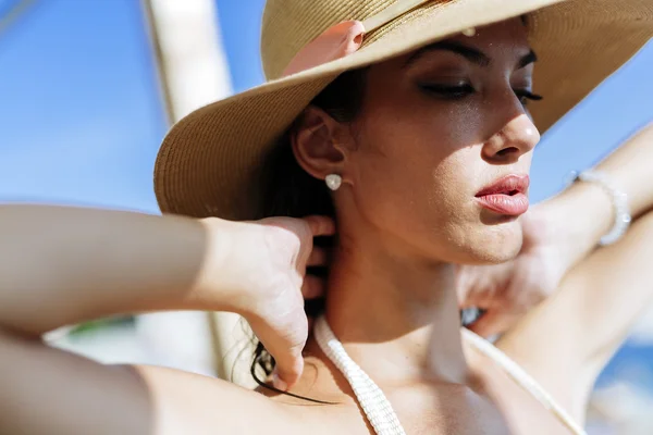 Шикарная девушка в шляпе летом — стоковое фото