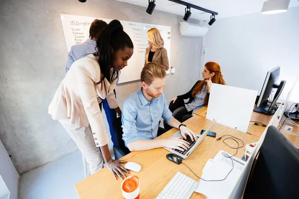 Mensen uit het bedrijfsleven samenwerken in office — Stockfoto