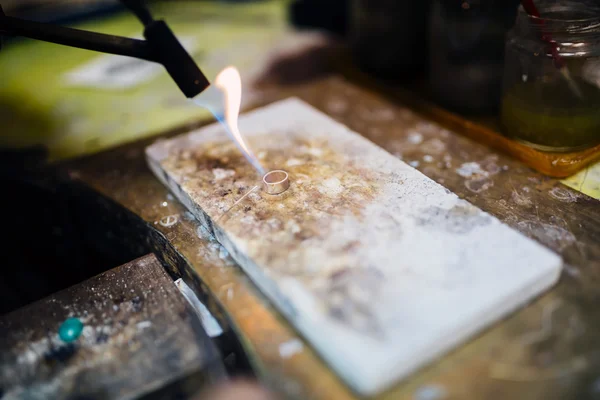 Creation of a ring the traditional way — Stock Photo, Image