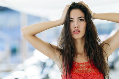 Güzel esmer açık havada poz