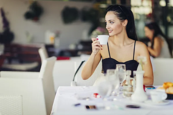 Vacker kvinna dricka te i restaurangen — Stockfoto