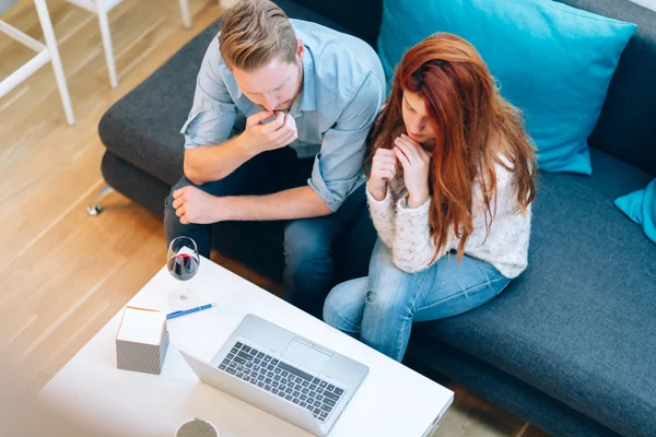 Vackra par arbetar på bärbar dator — Stockfoto