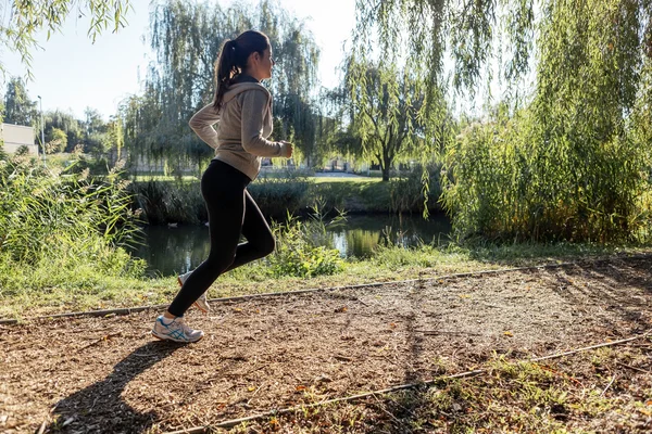 Frau läuft in Park — Stockfoto