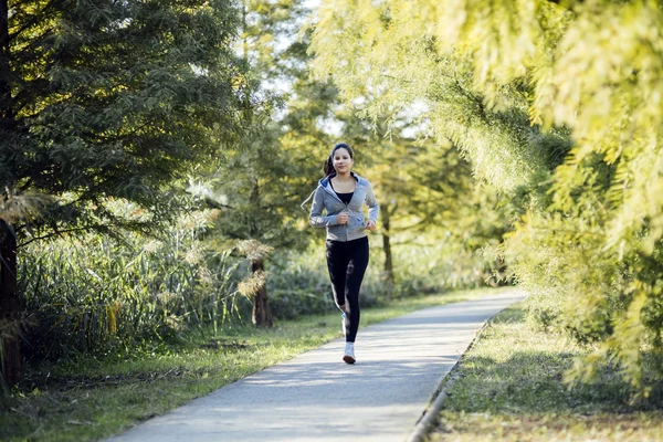 Bella donna che fa jogging nel parco — Foto Stock