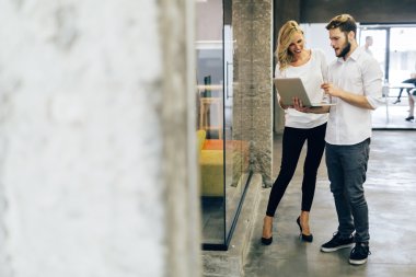 Yeni fikirler iş arkadaşları tarafından tartışıyor