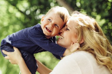 Annenin çocuğuyla birlikte oynama