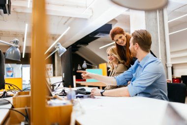 Ofiste iş adamları işbirliği