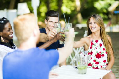 Grup toasting mutlu insan 