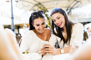 Öğle yemeği molası sırasında konuşurken iki kız