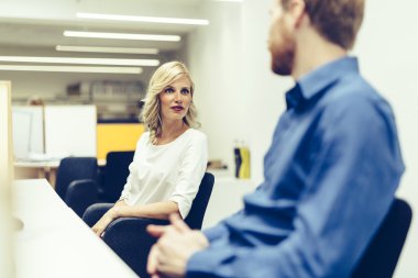 Güzel sarışın çalışan meslektaşı ile konuşmak 