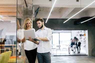 Modern bir ofiste iş arkadaşları