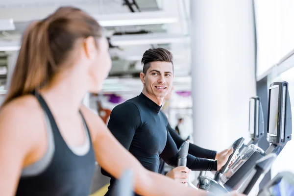 Hombre y mujer usando un paso en un gimnasio —  Fotos de Stock