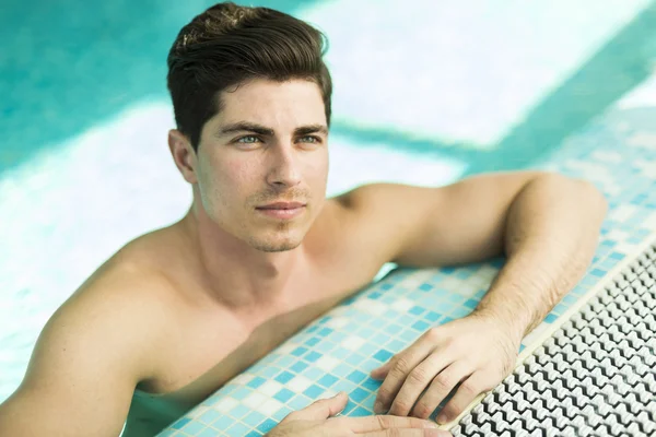 Beau homme dans la piscine — Photo