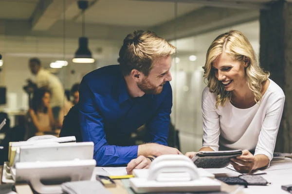 Hombre y mujer diseñando en estudio — Foto de Stock