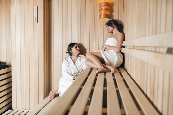 Duas mulheres relaxando em uma sauna — Fotografia de Stock