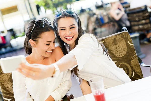 Les femmes prennent un selfie d'elles-mêmes — Photo