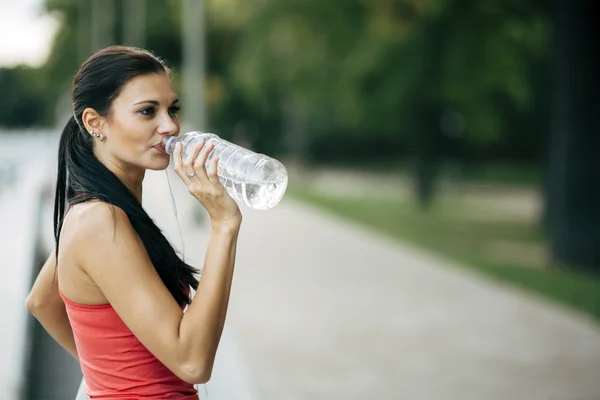 Διψασμένος γυναίκα πόσιμο νερό — Φωτογραφία Αρχείου