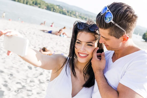 Couple taking a selfie of themselves — Stock Photo, Image