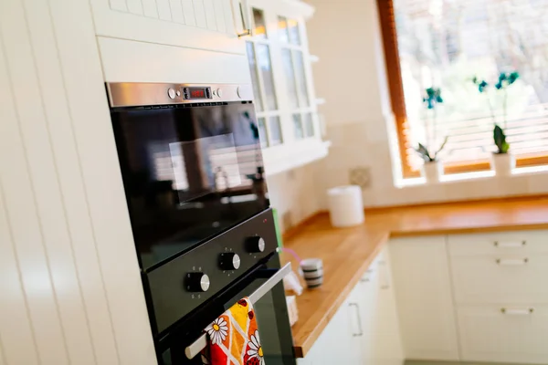 Electrodomésticos de cocina en un interior contemporáneo — Foto de Stock