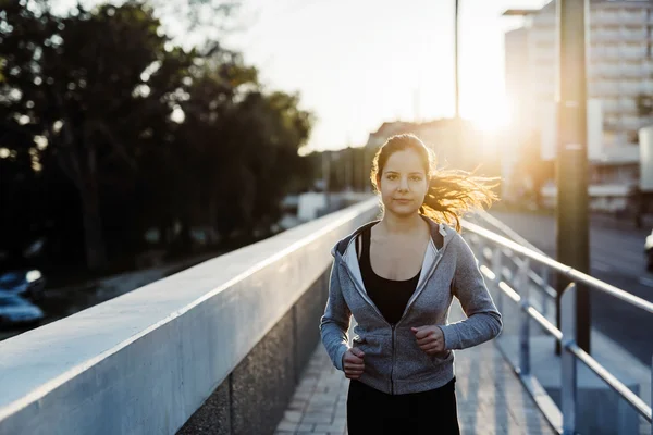 Sportliche Frau joggt in der Stadt — Stockfoto