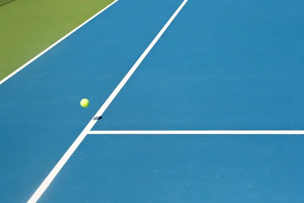 Tennisplatz mit Ball — Stockfoto