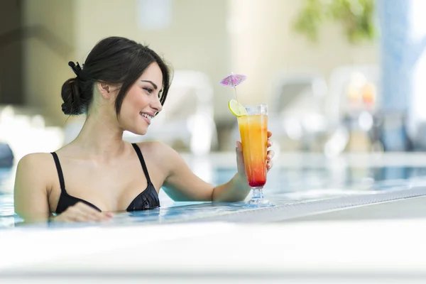 Lady pít koktejl v bazénu — Stock fotografie