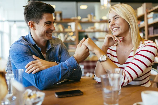 Hermosa pareja enamorada coqueteando en la cafetería —  Fotos de Stock