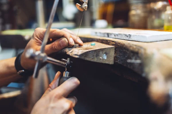 Goldsmith working and creating jewelry — Stock Photo, Image