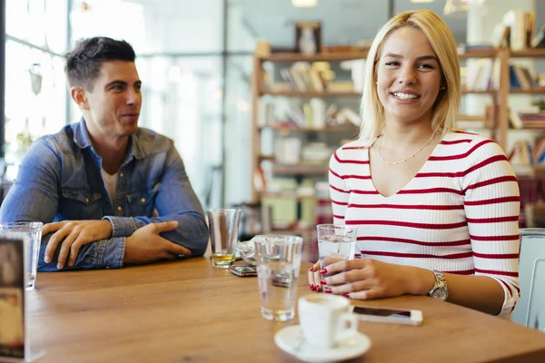 Amigos fofocando e conversando no café — Fotografia de Stock