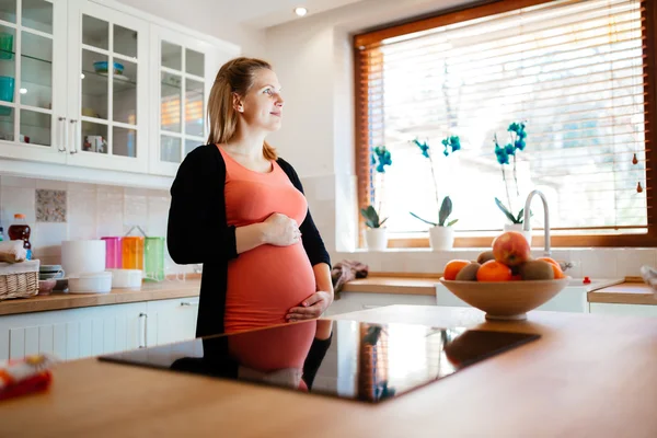 Mooie zwangere vrouw in de keuken — Stockfoto