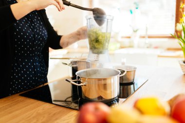 Varlık-den yapılmış modern mutfakta yemek