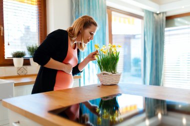 Hamile kadın çiçek Bakımı