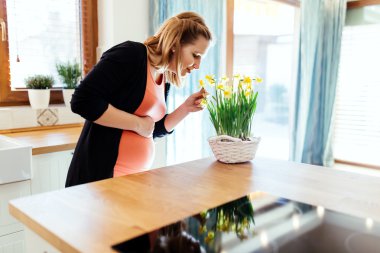 Hamile kadın çiçek Bakımı