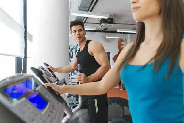 Entrenamiento de personas en gimnasio —  Fotos de Stock