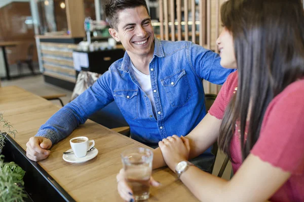 Счастливая молодая пара в ресторане — стоковое фото