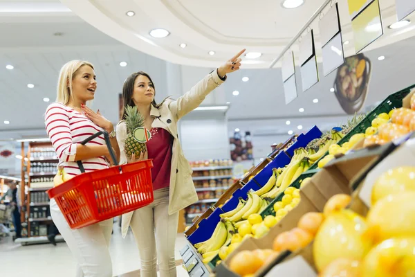 Kvinnor shopping frukter — Stockfoto
